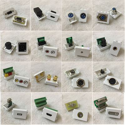 A combinação audio dos multimédios de VGA RJ45 estala acima a caixa de tomada à terra dos soquetes de bronze do assoalho impermeável