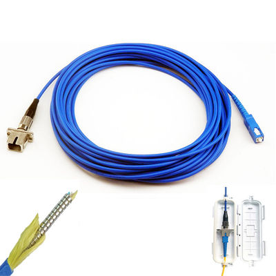 O cabo de extensão blindado exterior da fibra ótica com o adaptador do conector do SC montou