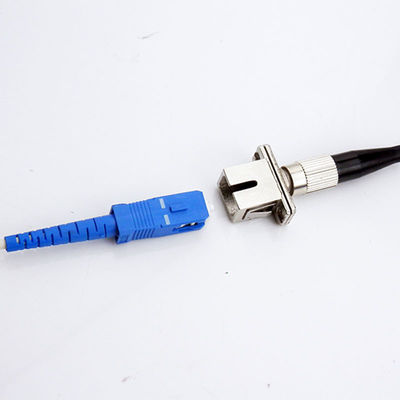 O cabo de extensão blindado exterior da fibra ótica com o adaptador do conector do SC montou