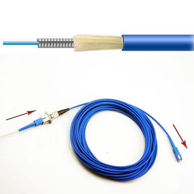 O cabo de extensão blindado exterior da fibra ótica com o adaptador do conector do SC montou
