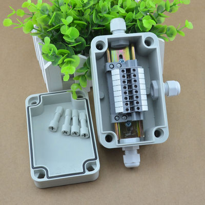 IP65 Caixa de junção de cabo à prova d'água 80*130*70mm com UK2.5B Din Rail Terminal Blocks 1 em 3 fora