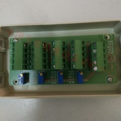 Maneira 4 que pesa a pilha de carga do sensor que soma o cerco plástico da caixa de junção para a escala de plataforma