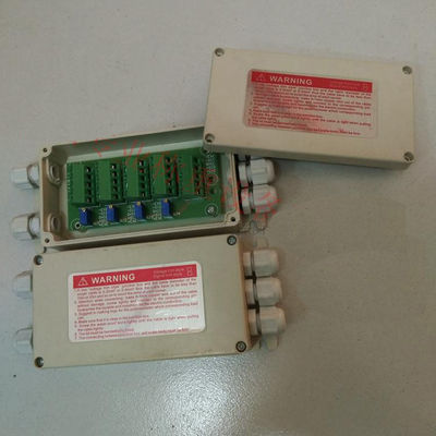 Maneira 4 que pesa a pilha de carga do sensor que soma o cerco plástico da caixa de junção para a escala de plataforma